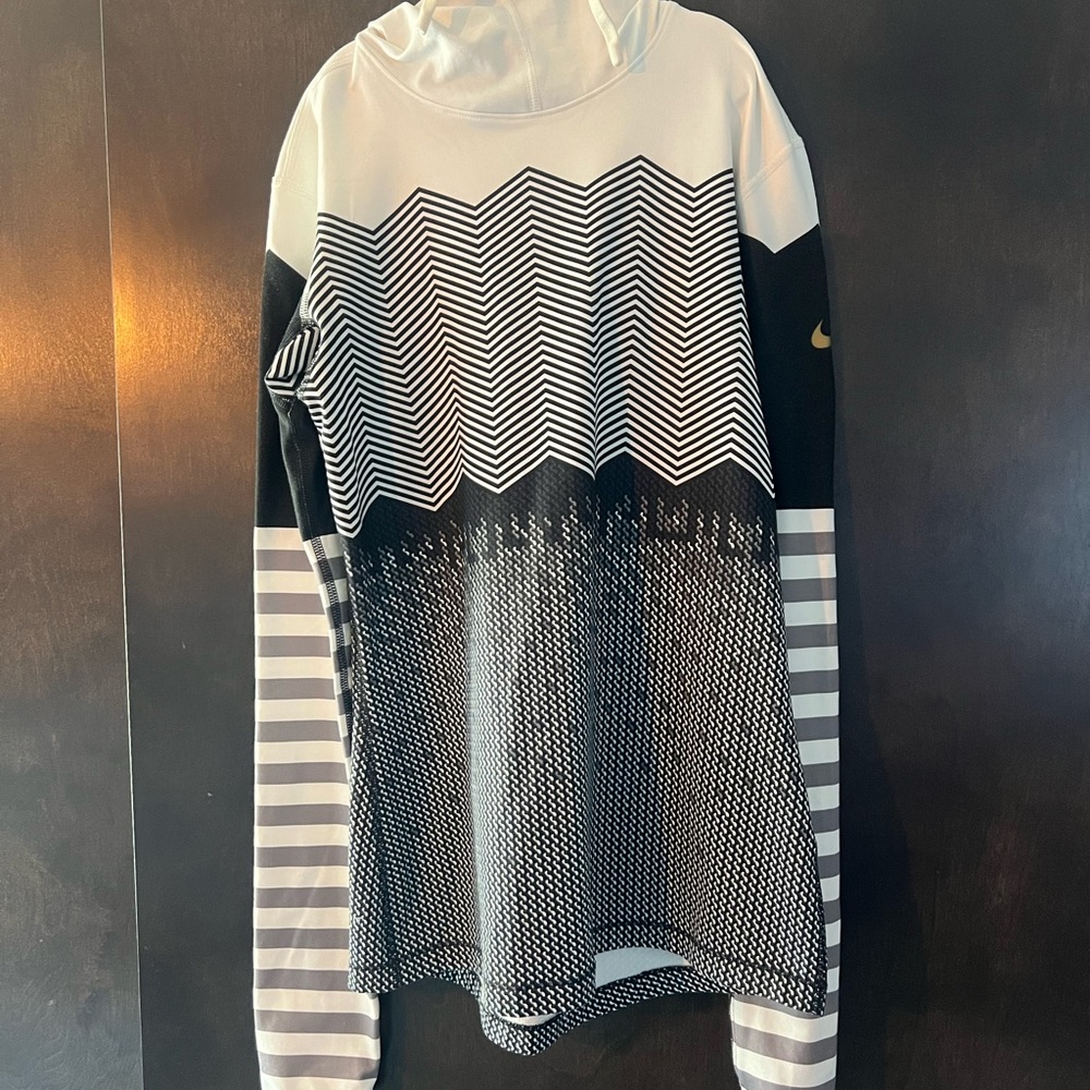 Nike Women’s Black & White Geometric Athletic Pullover